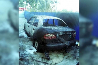 Под Днепром сгорел легковой автомобиль и часть жилого дома: подробности