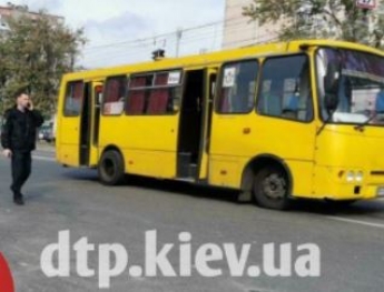 В Киеве водитель маршрутки на скорости снес толпу пешеходов: первые подробности и фото