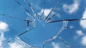 В Мелитополе девочки-подростки разбили стекла на остановочном комплексе (видео)