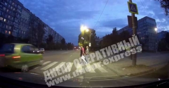 В Днепре автохам мчал на "зебре", наплевав на пешеходов: видео