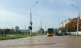 Минск внезапно ушел под воду, "тонут" люди и авто: фото и видео