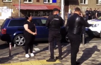 В Киеве поймали наглых аферистов, "кидавших" пенсионеров на деньги: видео