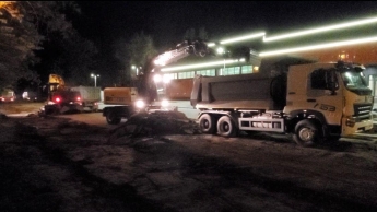 В Мелитополе дорогу к бассейну ремонтируют даже ночью (видео)