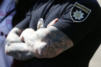 Во Львове злоумышленник кинулся с кулаками на двух полицейских