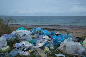 Жительницу Мелитополя судили за выброшенный на берегу моря мусор