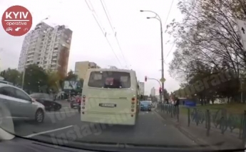 В Киеве водителя маршрутки поймали на дерзком нарушении ПДД: видео