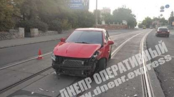 В Днепре на Чернышевского Hyundai врезался в микроавтобус: мужчину забрала скорая (Видео момента ДТП)