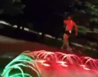 В Мелитополе мужчина искупался в парковом фонтане (видео)