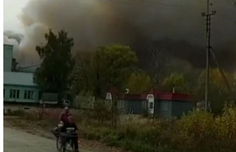 В РФ горит военный склад, начались взрывы (видео)