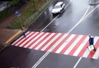 Они нашли друг друга: момент "типичного" ДТП с пешеходом в Киеве попал на видео