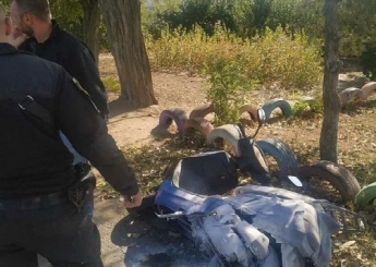 В Мелитополе полицейские потушили горящий мопед, на котором ехала женщина