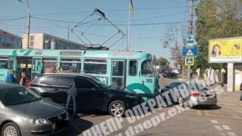 В Днепре на проспекте Гагарина Volvo врезался в трамвай: движение затруднено (Видео момента ДТП)