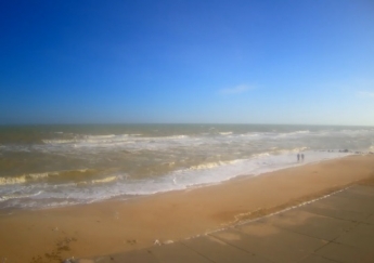 В Кирилловке разбушевалось море, вода подбирается к базам отдыха (видео)
