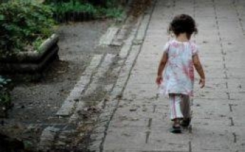 В Запорожье сотрудники полиции вернули матери 2-летнюю девочку (фото)