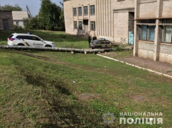 Под Днепром 18-летний парень тяжело ранил ножом полицейского