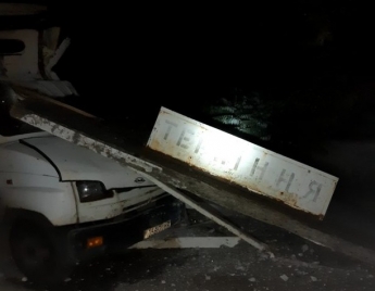 Под Мелитополем грузовик влетел в бетонную остановку (фото, видео)