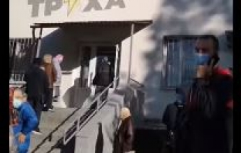 В Харькове десятки людей стоят на холоде в очереди за тестами на коронавирус: видео