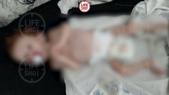 В России горе-мать полгода прятала младенца в шкафу: истощенного ребенка нашли случайно во время застолья, фото