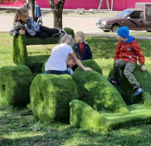 Парк в Запорожье украсили топиариями в форме мультяшных персонажей (фото)