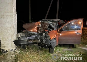 Под Запорожьем еще одна машина влетела в остановку: погиб один человек, еще двое в больнице (фото)