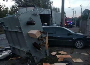 В Запорожье из грузовика выпал... трансформатор: последствия ДТП ликвидировали спасатели (фото)