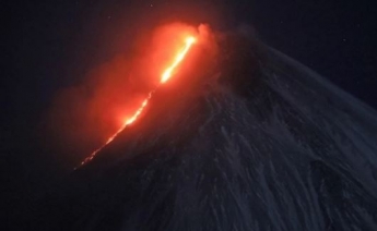 В России началось извержение вулкана, потоки горячей лавы хлынули вниз: фото