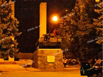 Плевали на память - молодежь устроила посиделки на танке на Братском кладбище (фото)