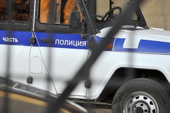 Российский полицейский придавил горло ногой укравшей носки девочке 