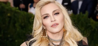 62-летняя Мадонна смутила фанатов неестественной формой лица на фото