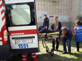 В Запорожской области при поклейке баннера с высоты сорвался  парень (фото)