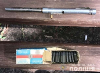 Под Днепром у мужчины, курившего на детской площадке, обнаружили самодельное устройство для стрельбы