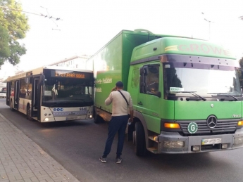 В Запорожье ДТП: не поделили дорогу грузовик и автобус (фото)