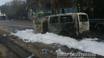 В Днепре на Богдана Хмельницкого сгорел автомобиль Mercedes Vito: видео