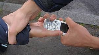 В Запорожье у женщины из рук вырвали мобильный телефон (фото)