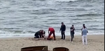 Трагедия на пляже под Одессой: большие волны накрыли компанию молодых людей, видео