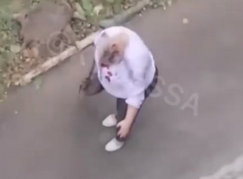 В Одессе совершено нападение на учительницу, видео беспредела: "разбил голову и кричал, что...."