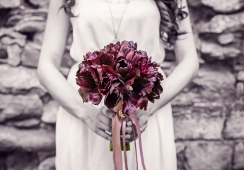 Невеста нарвала цветы на свадьбу, а на утро не узнала себя в зеркале - вот почему диких растений лучше не касаться