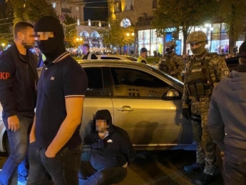 В Киеве за разбойное нападение на предпринимателя в ходе спецоперации задержали двух человек