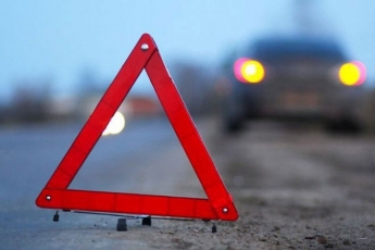 В Киеве водитель фуры отметился дикой выходкой на дороге, движение остановилось: видео