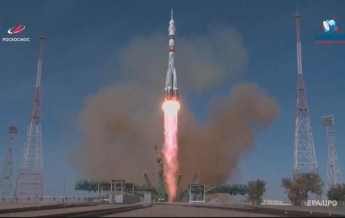 Россия запустила ракету Союз с новым экипажем МКС (видео)