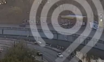 В России такси на скорости вылетело с трассы и рухнуло в реку: жуткий момент попал на видео
