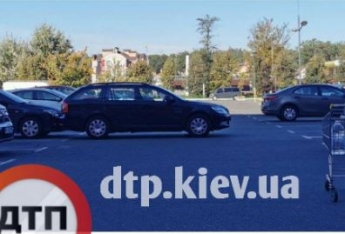 Под Киевом водитель забыл поставить авто на ручник - все завершилось эпичным ДТП: фото