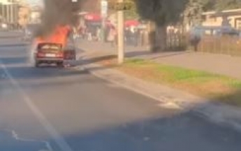В Киеве посреди дороги загорелось авто, валит черный дым: видео