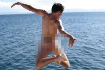В Запорожье на общественном пляже двое мужчин купались голыми (видео)