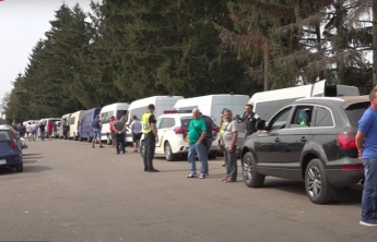 На границе Украины с Венгрией образовались огромные очереди, начались драки: фото