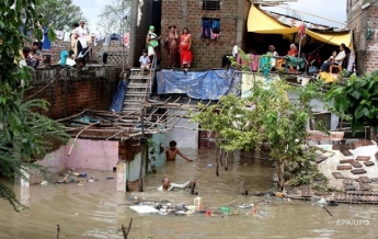 Индию накрыло мощное наводнение, есть жертвы (видео)