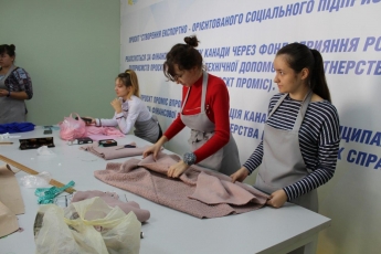 В Мелитополе открыли мини-швейную фабрику - кто на ней работать сможет (фото)