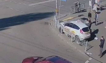 В Киеве водитель машины автошколы устроил жуткое ДТП: момент попал на видео