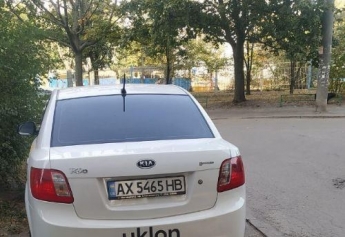 В Харькове таксист вынуждает детей рисковать жизнью: фото и видео "героя парковки"