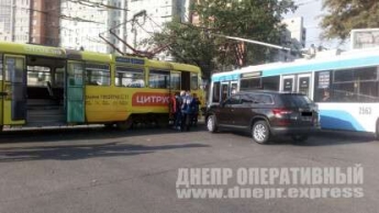 В Днепре на улице Святослава Хороброго Skoda влетела в трамвай: Видео момента ДТП